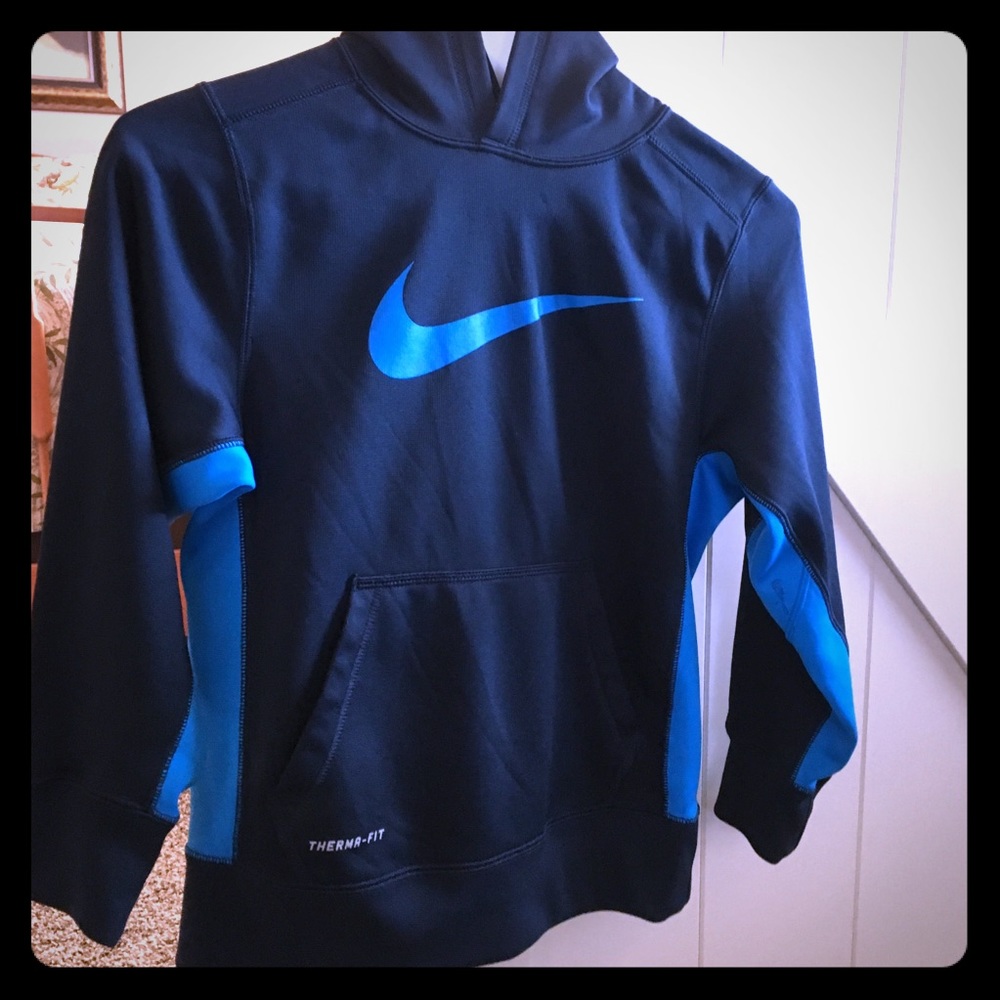 Boys Small Nike thermafit hoodie with front pocket